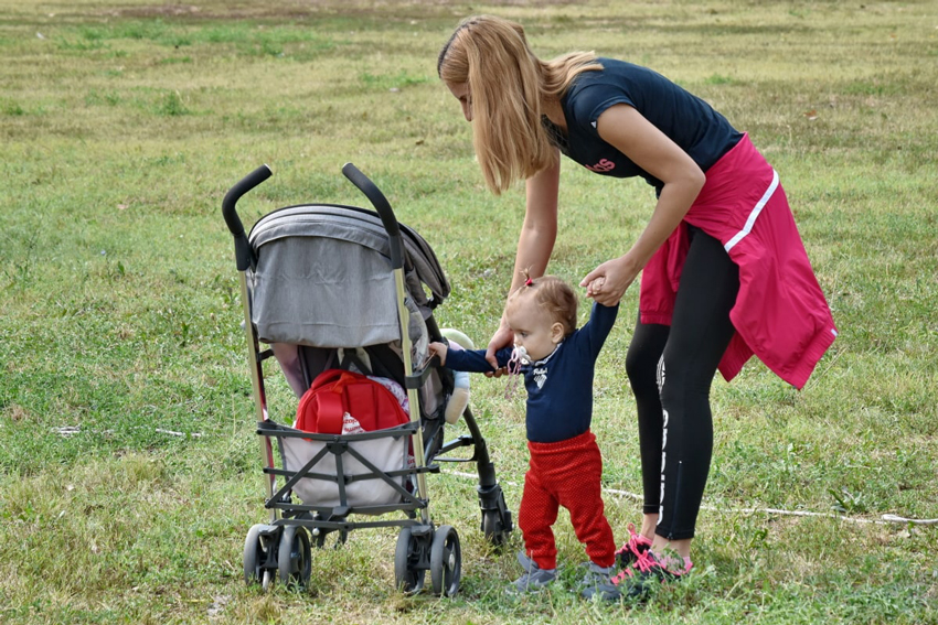 madre e hija paseando por el parque