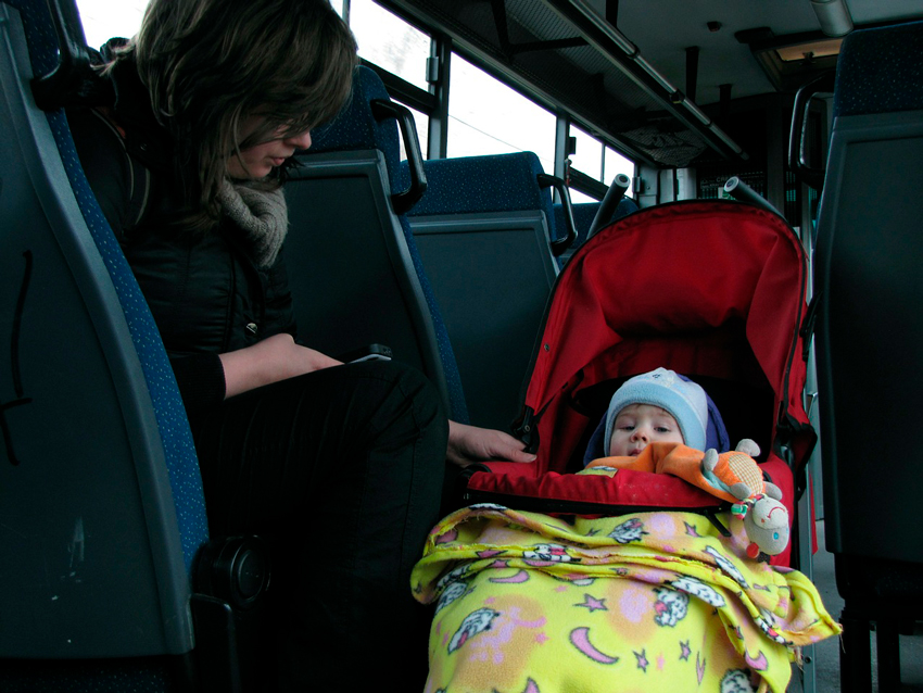 madre e hijo en su carrito dentro de autobús