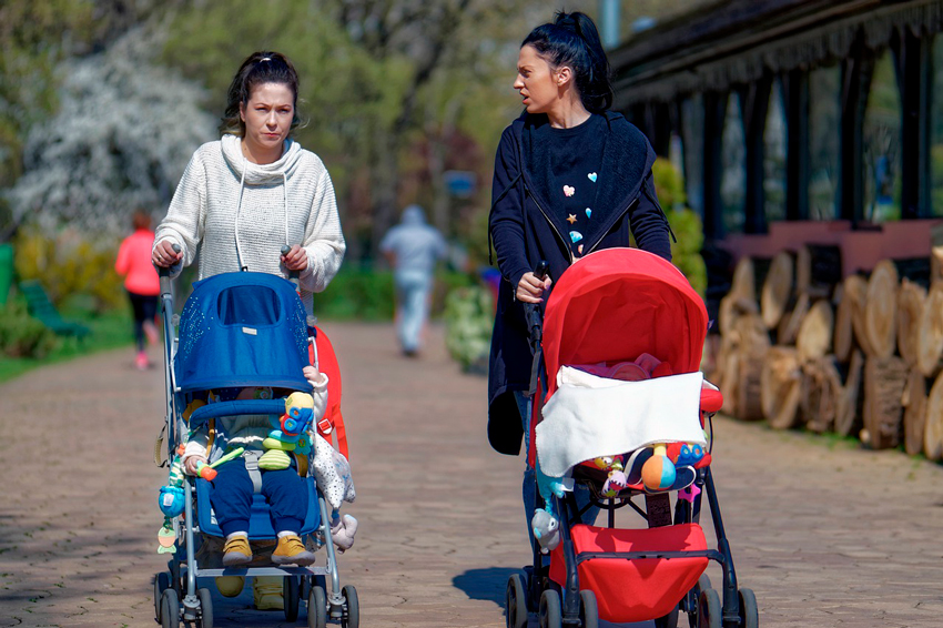 madres paseando a sus hijos en sus carritos tres piezas 