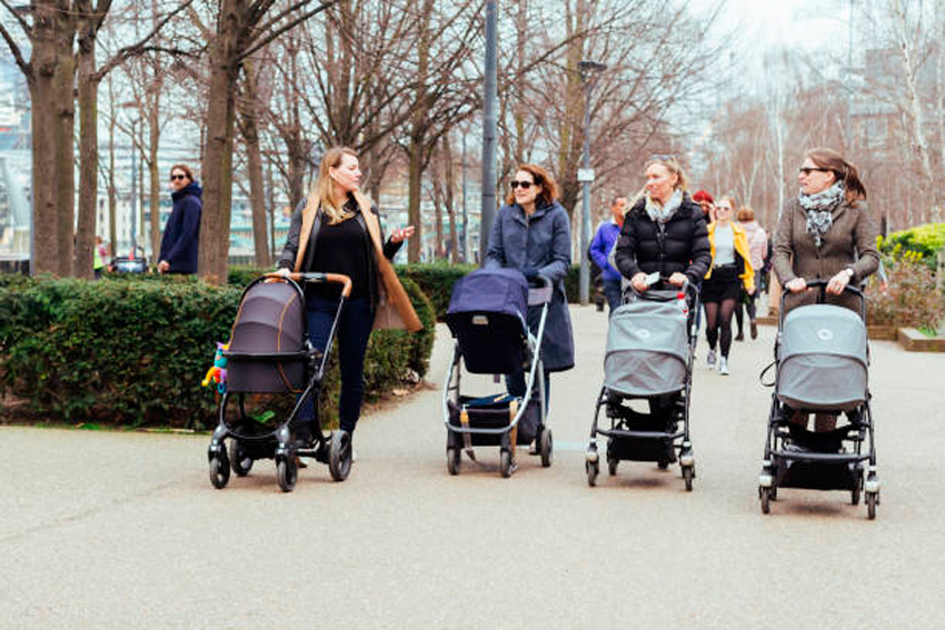mujeres paseando a sus bebés en carritos