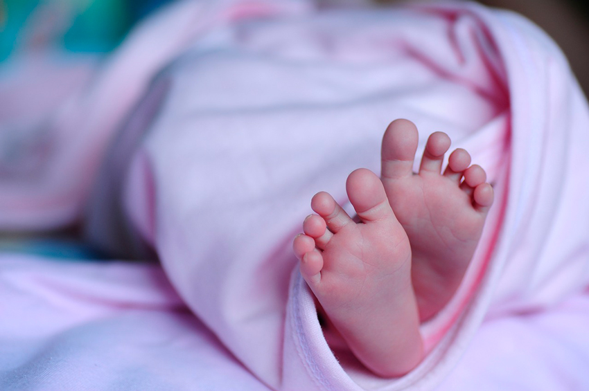 pies de bebé recién nacido