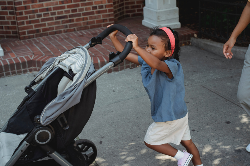 nena empujando su carrito bebe black friday
